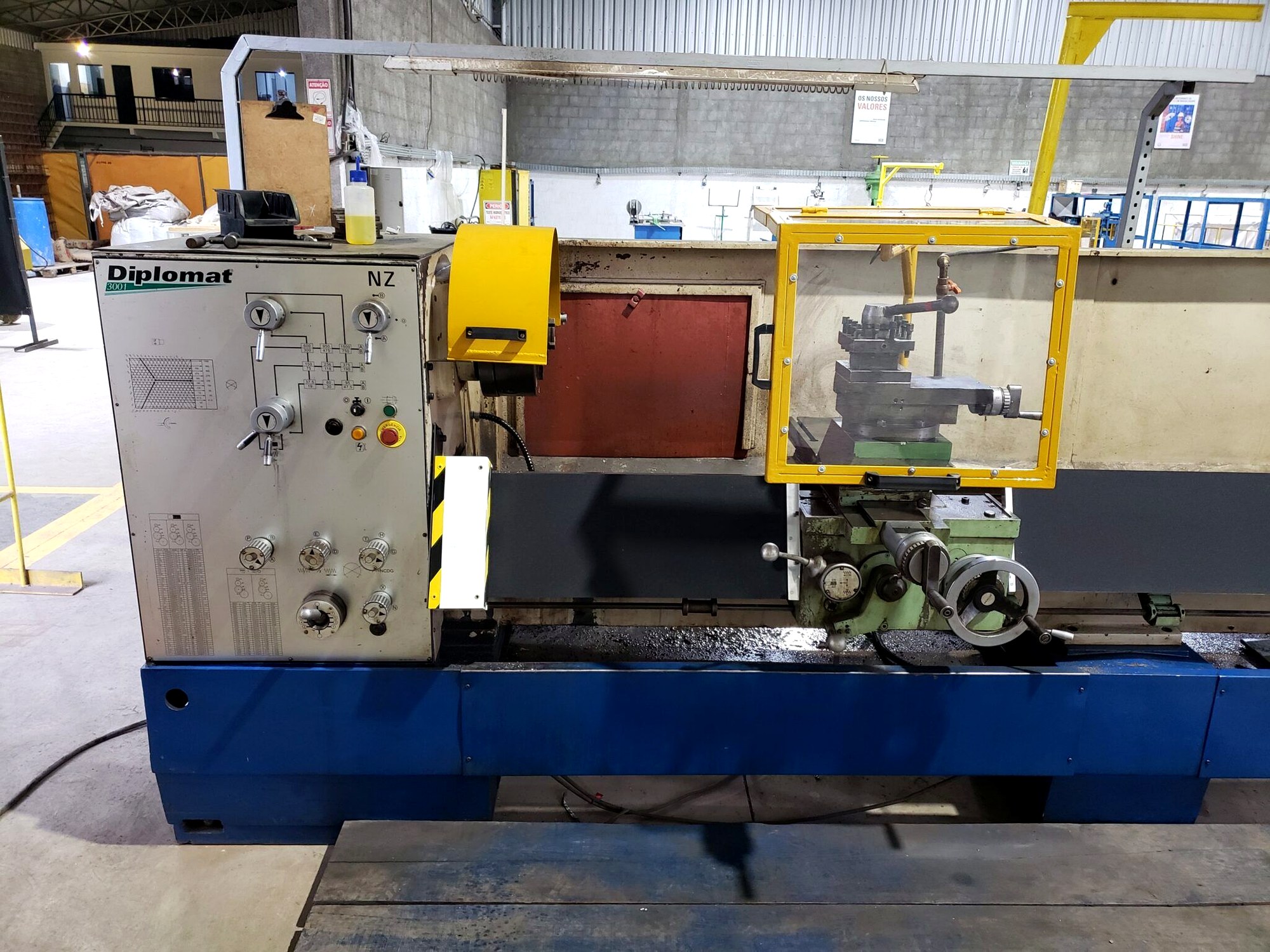 Torno industrial adequado à NR-12 pela Token Engenharia, com painel de comando, botão de emergência e proteção da placa instalados
