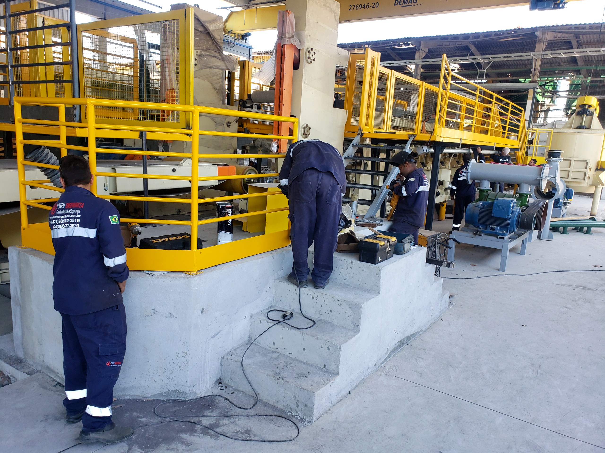 Conjunto de motores elétricos montados sobre base de concreto em alinhamento de máquinas rotativas