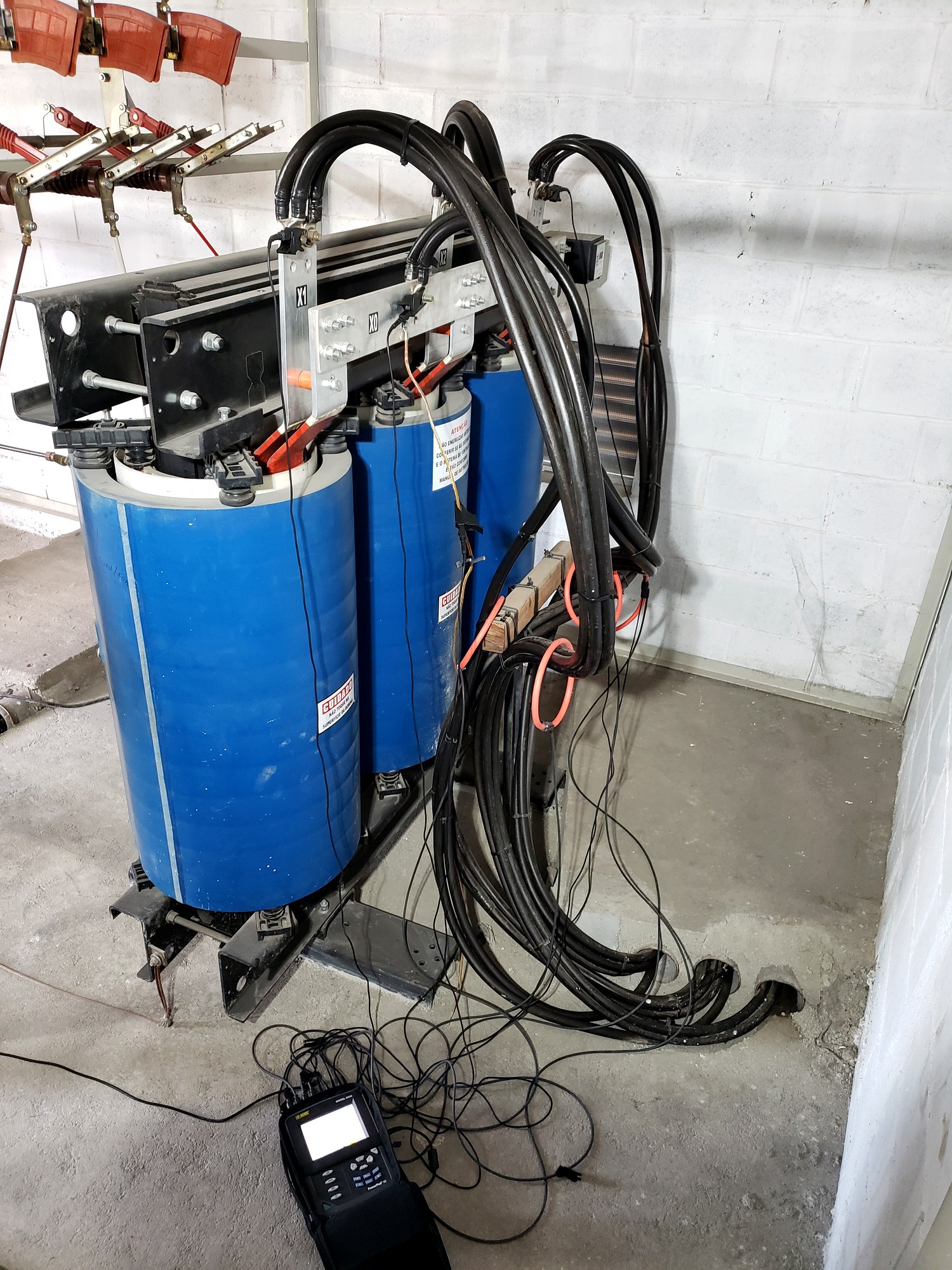 Banco de capacitores da Token Engenharia instalado em planta industrial, com medição de energia em campo