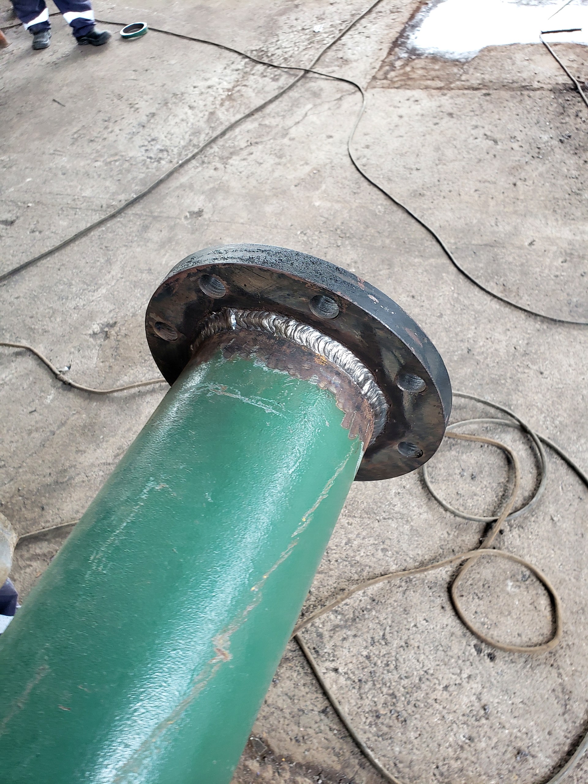 Detalhe de junta flangeada soldada na ponta de tubo de caldeiraria, mostrando o cordão de solda circunferencial