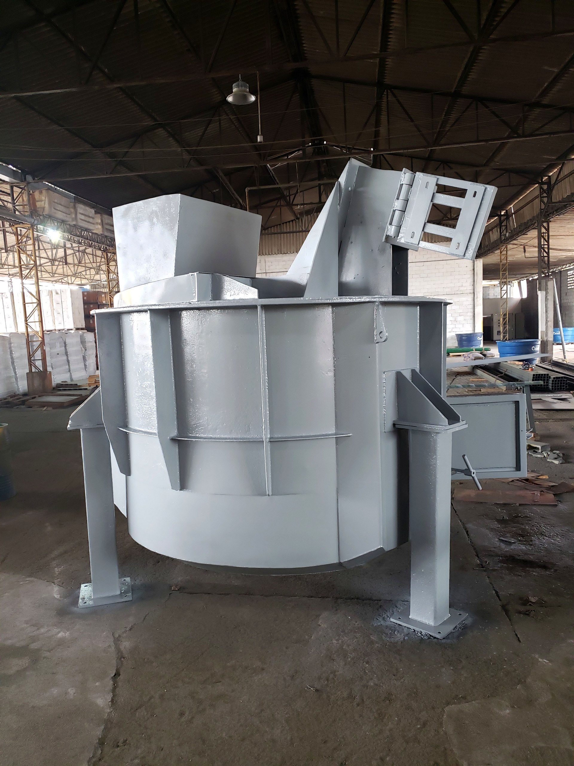 Peça de caldeiraria de grande porte tipo funil ou duto pintada em galpão de fabricação da Token Engenharia
