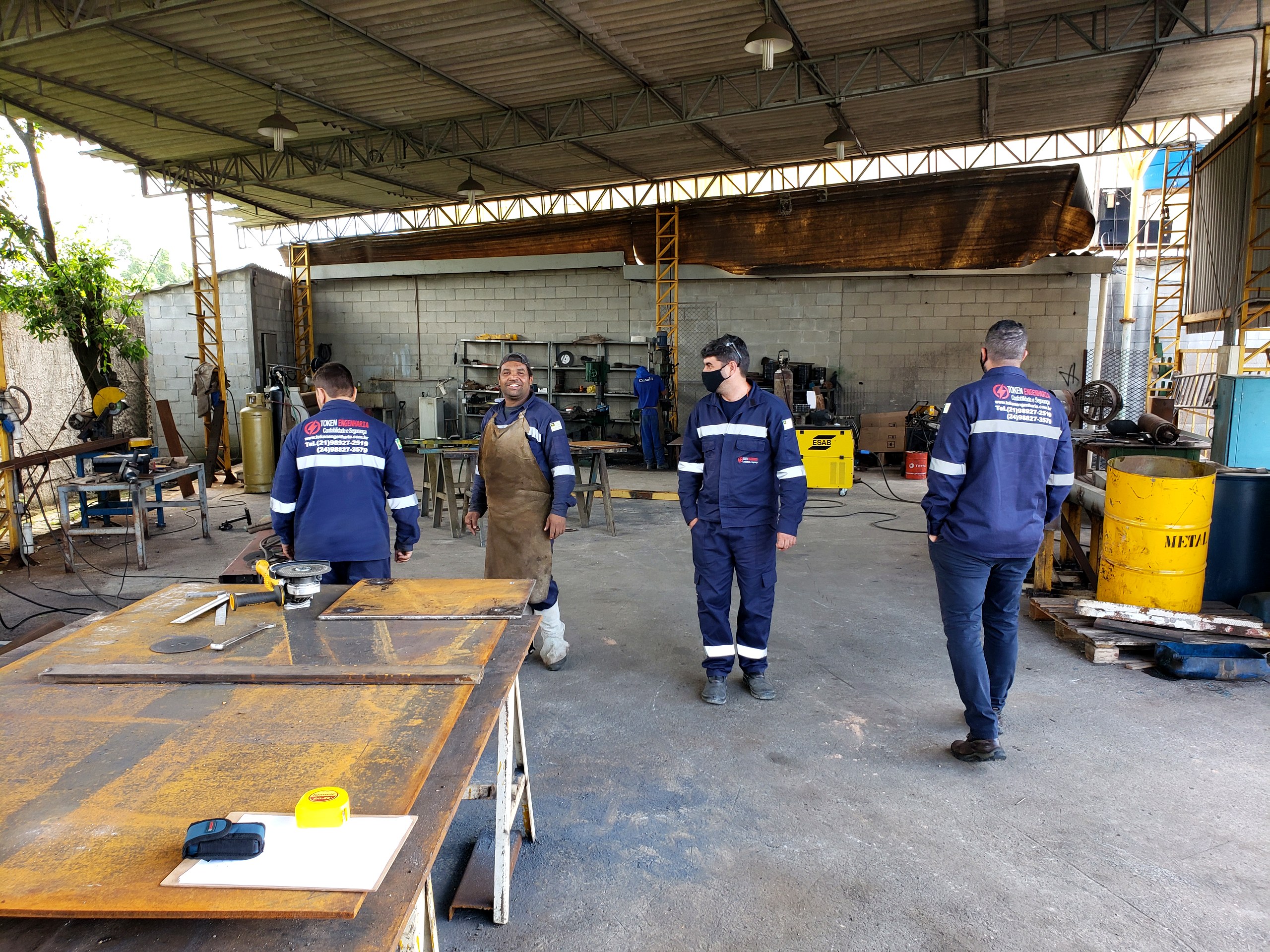 Equipe Token Engenharia em trabalho de caldeiraria industrial com chapa metálica