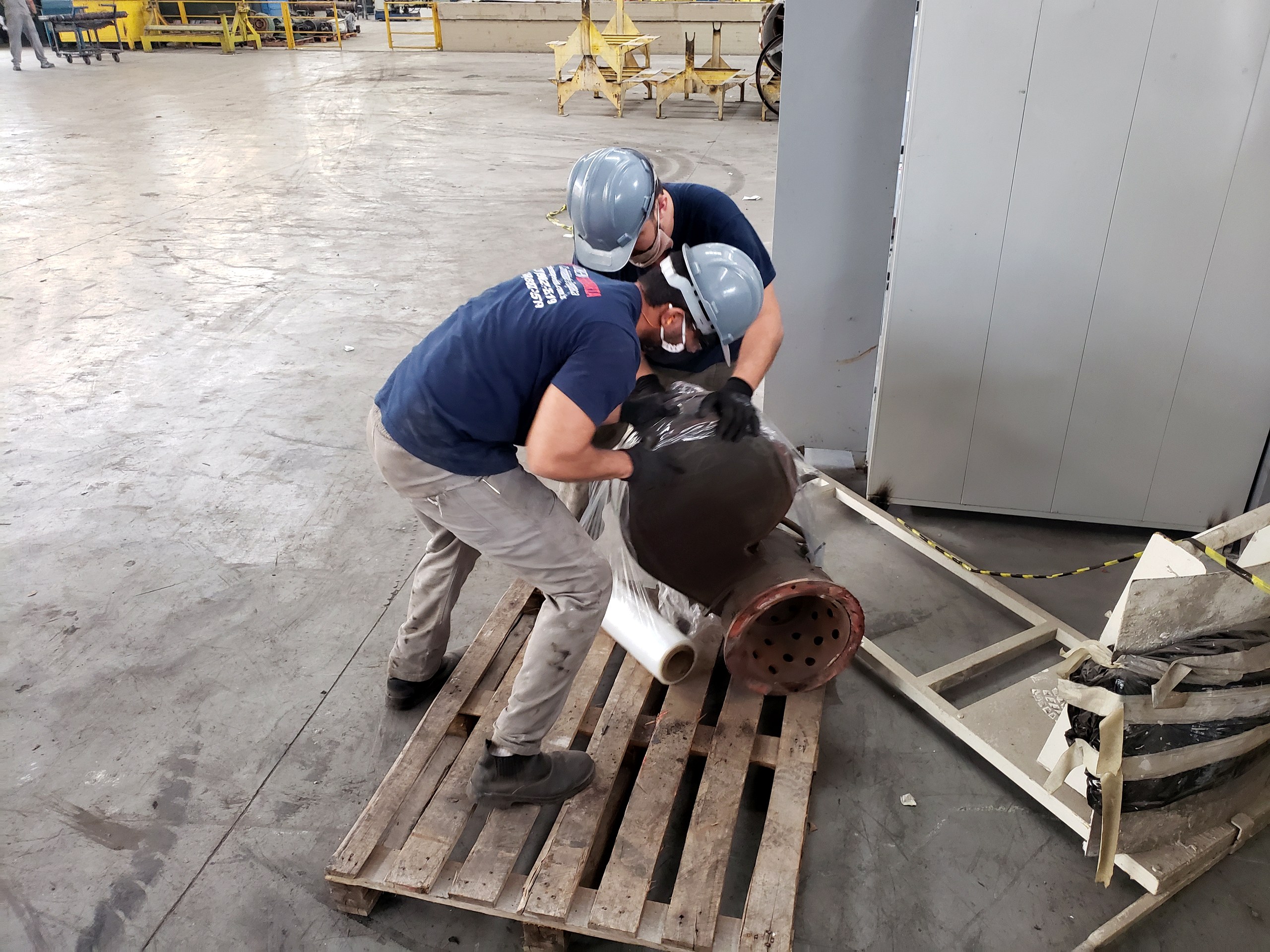 Peça de caldeiraria em chapa dobrada fabricada pela Token Engenharia em oficina industrial