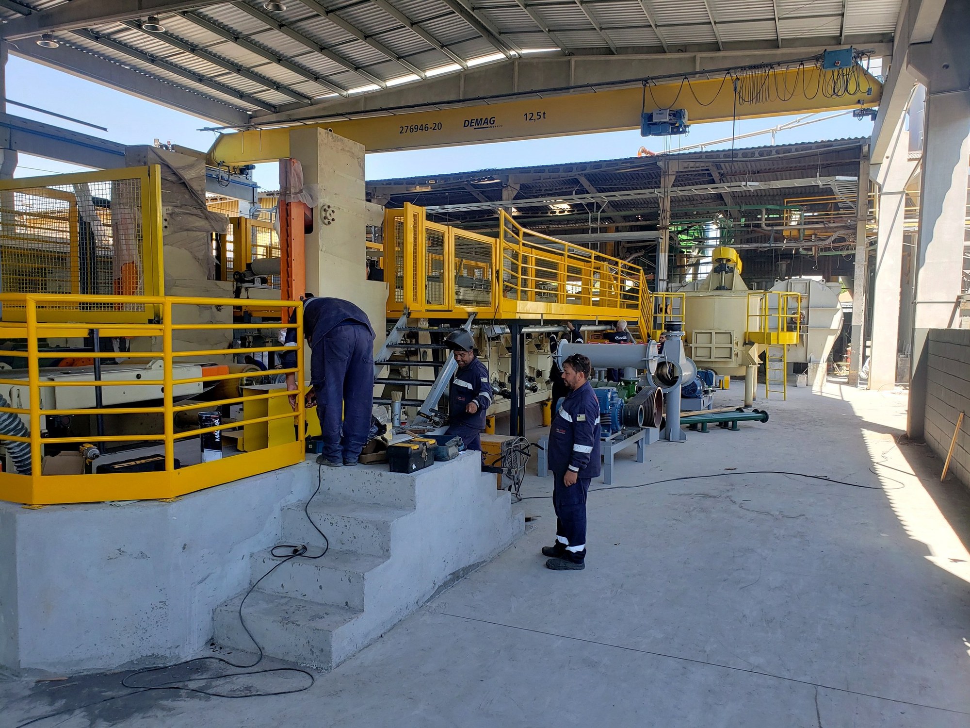 Equipe da Token Engenharia em manutenção elétrica e mecânica em planta industrial sob contrato