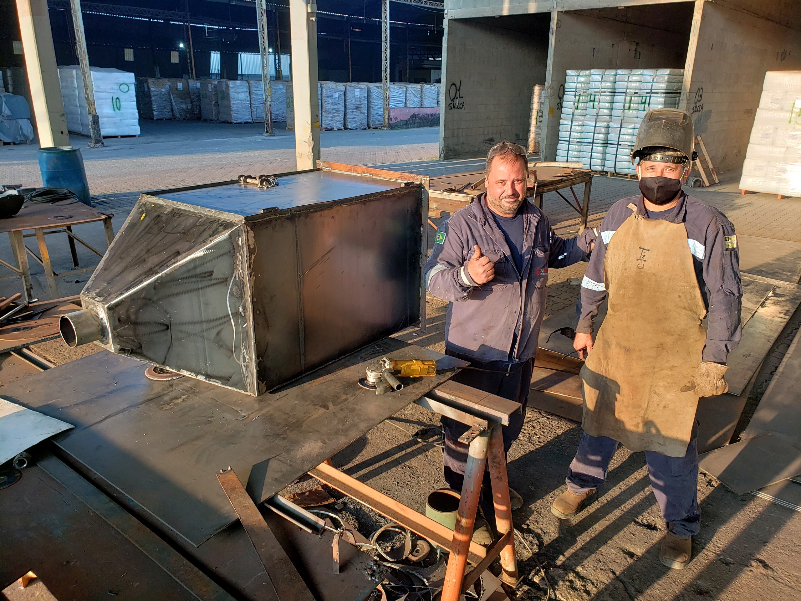 Peça de caldeiraria em aço com perfis e estruturas metálicas em galpão industrial da Token Engenharia