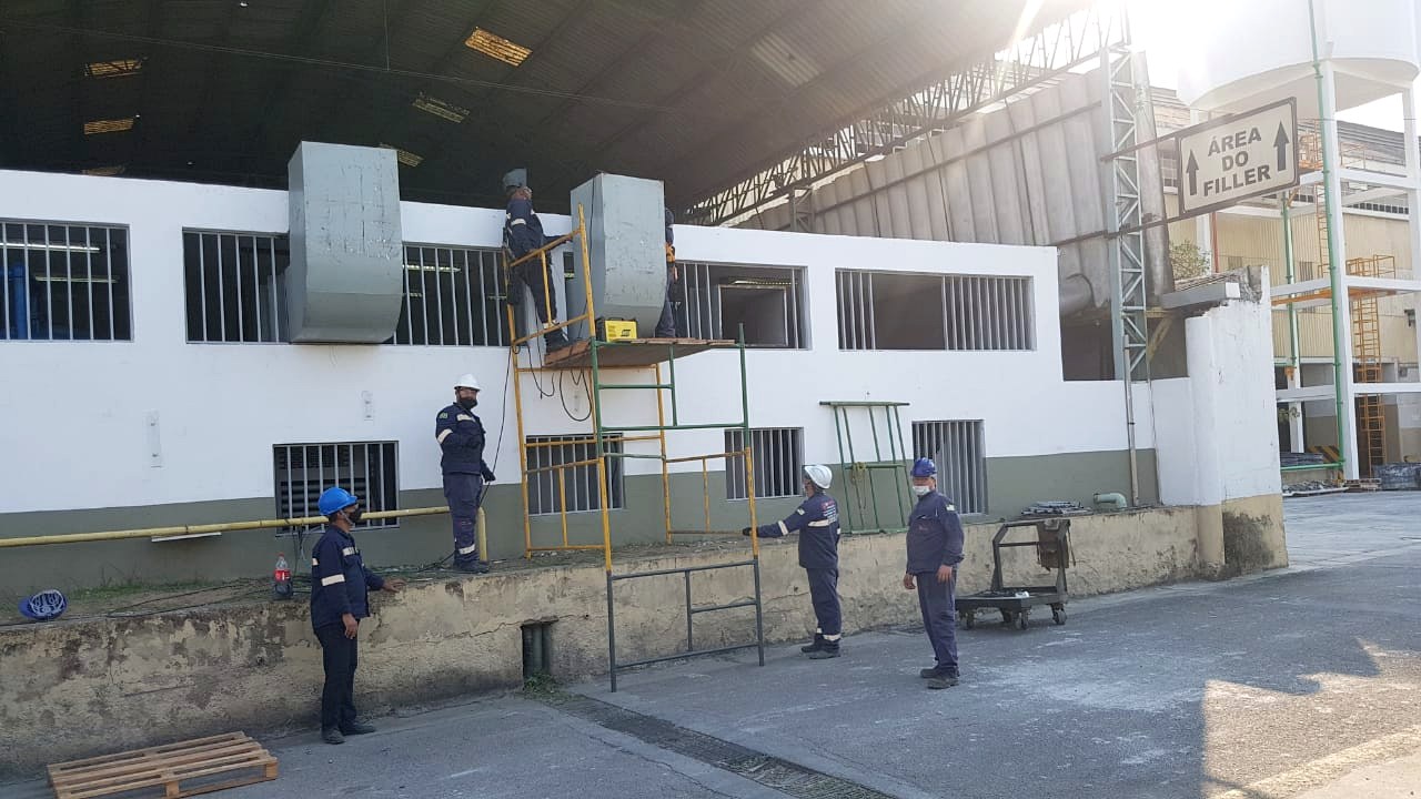 Trabalhadores da Token Engenharia realizando montagem de tubulação industrial em campo