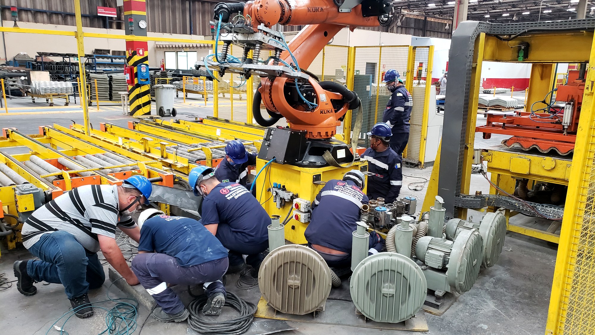 Equipe da Token Engenharia em manutenção de motores elétricos industriais para eficiência energética