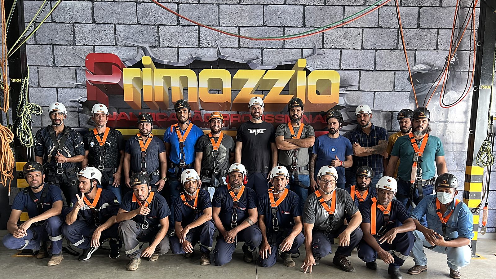 Equipe da Token com cinto de segurança e talabarte em treinamento de trabalho em altura