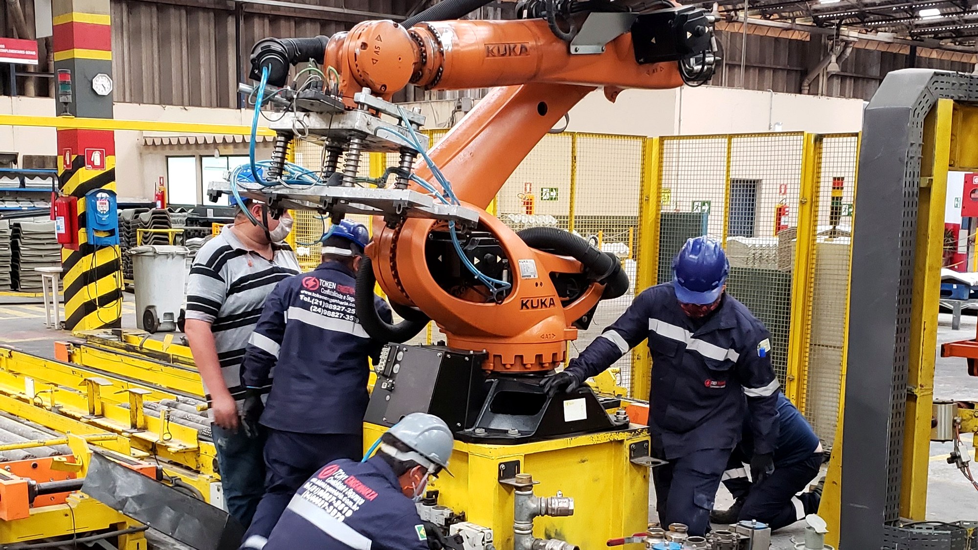 Engenheiros da Token Engenharia executando estudos elétricos industriais — curto-circuito, seletividade e energia incidente