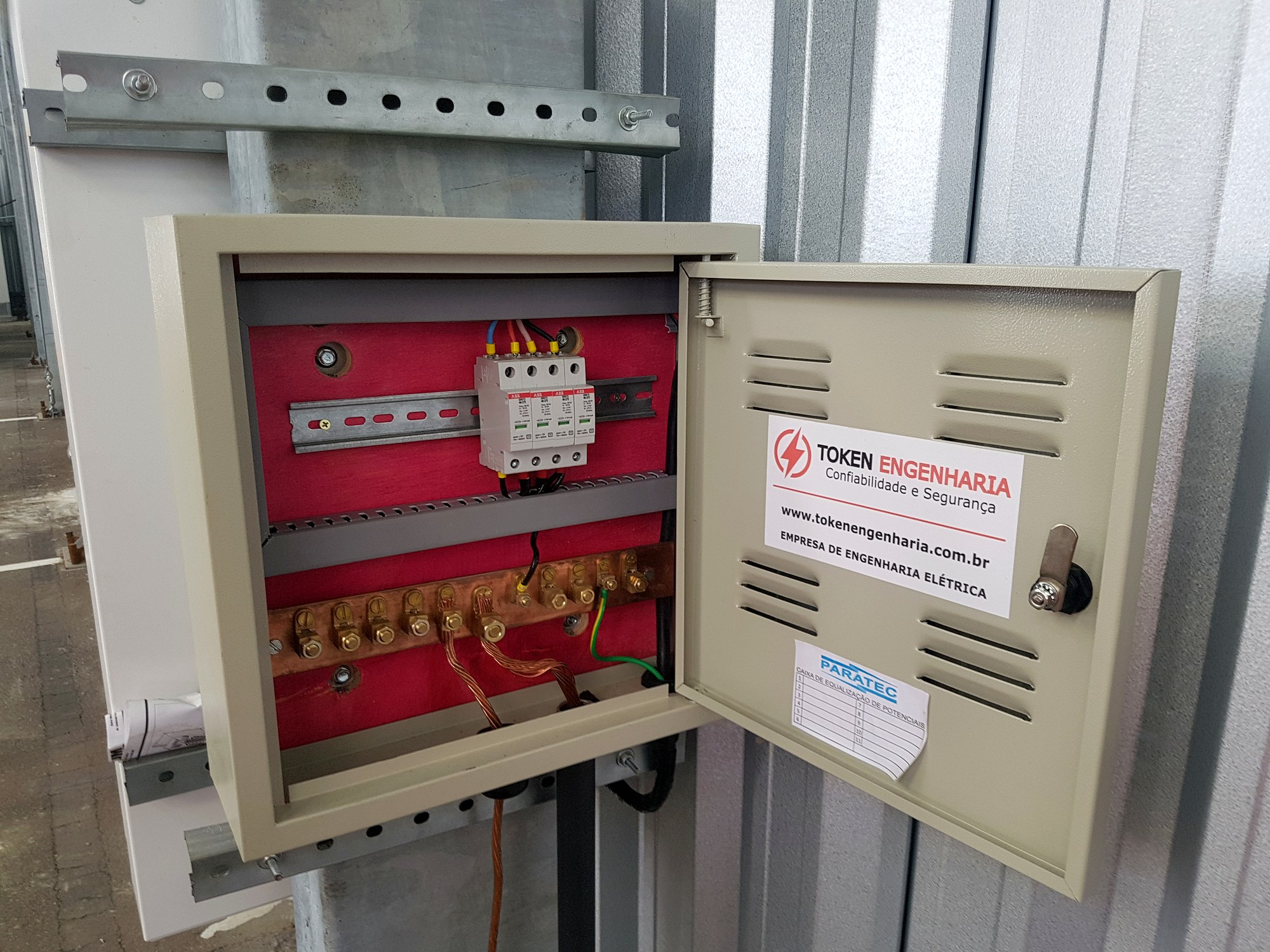 Quadro elétrico Token montado com DPS em trilho DIN e barramento de cobre, em fabricação de painel elétrico