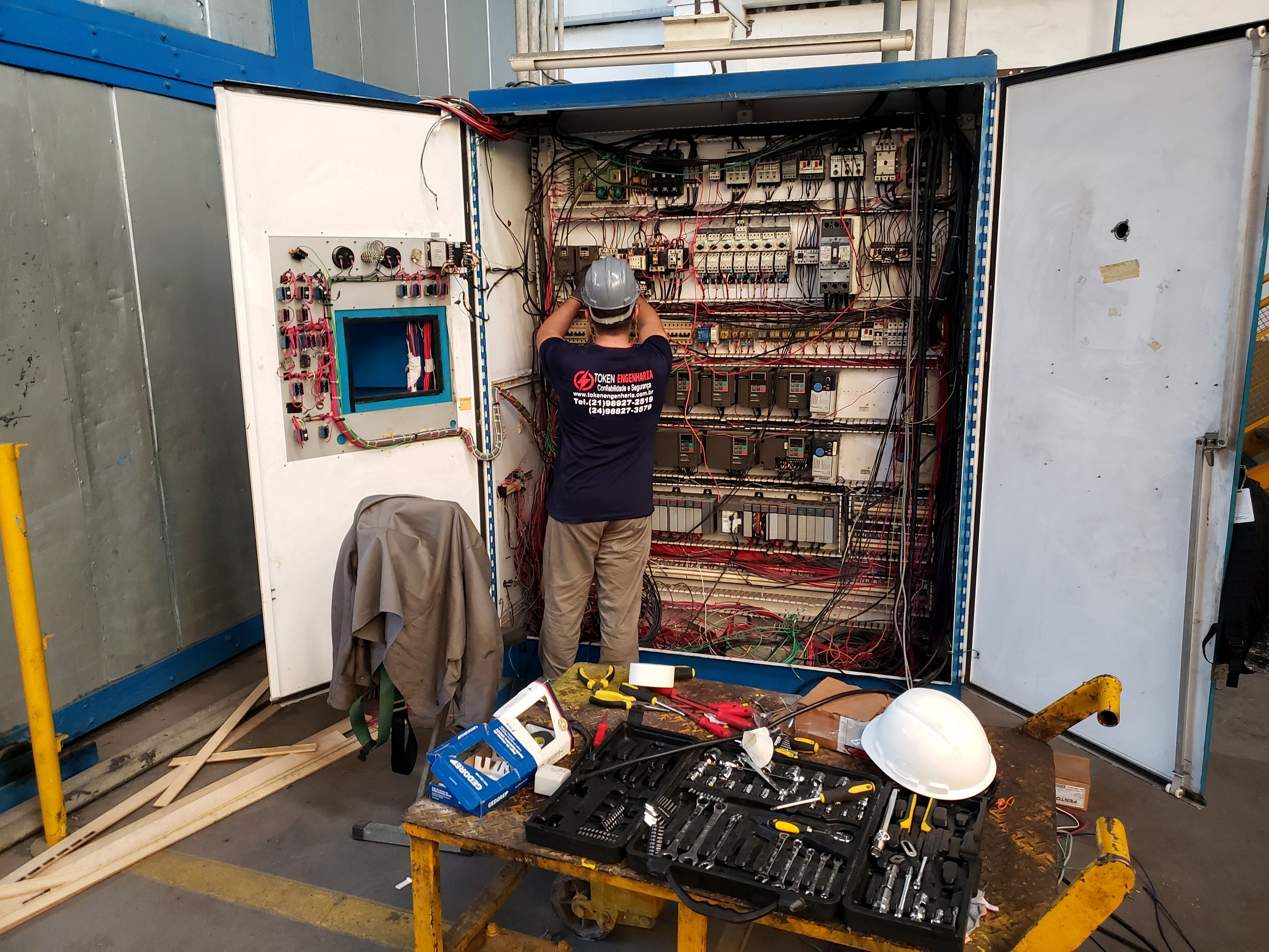 Técnico da Token Engenharia em manutenção de painel elétrico industrial com cabeamento de comando