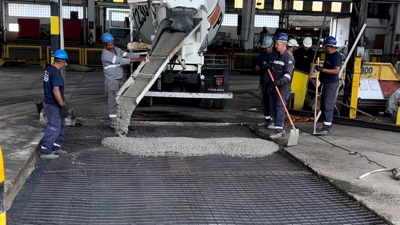 Vista de obra de fundação industrial para máquinas e equipamentos — Token Engenharia
