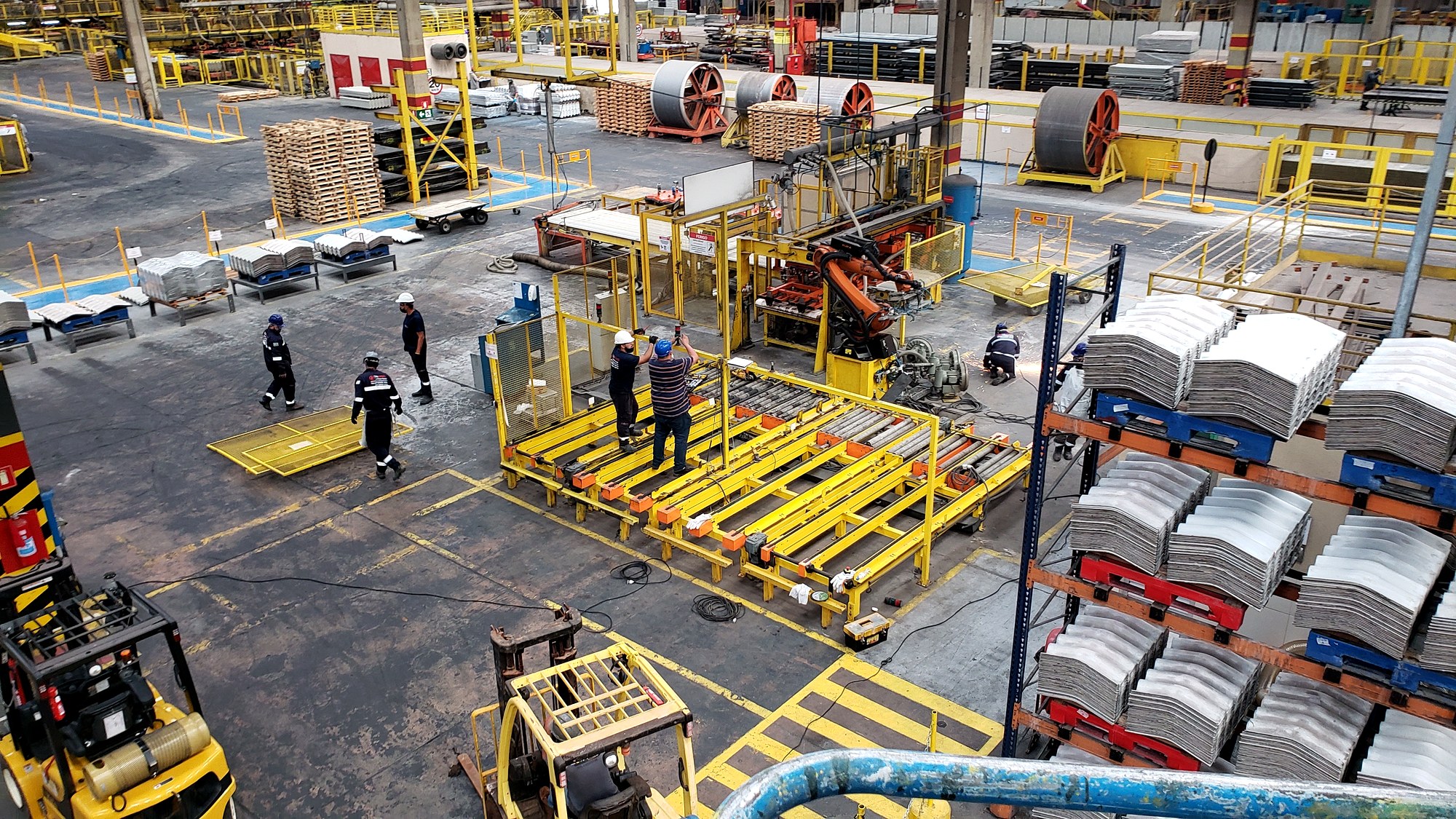 Equipe da Token Engenharia acompanhando a execução de obra industrial em planta fabril