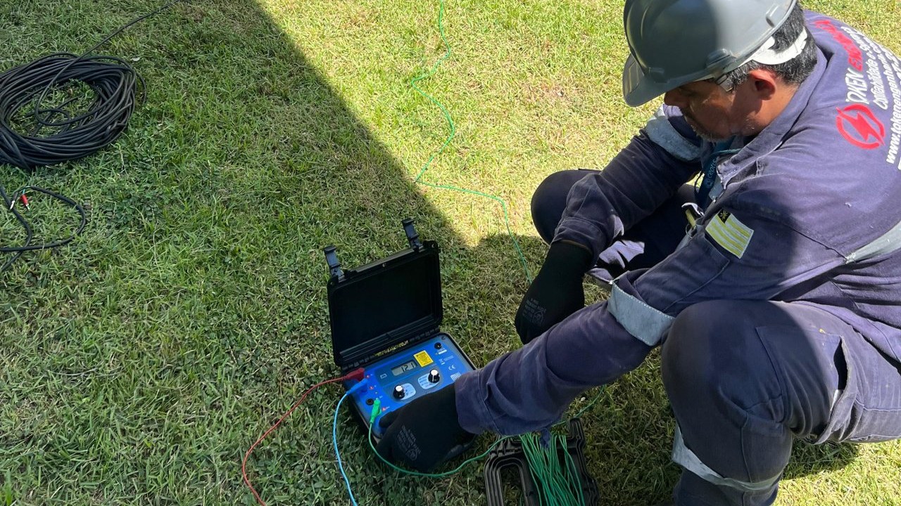 Técnico da Token medindo a resistência de aterramento com terrômetro em campo