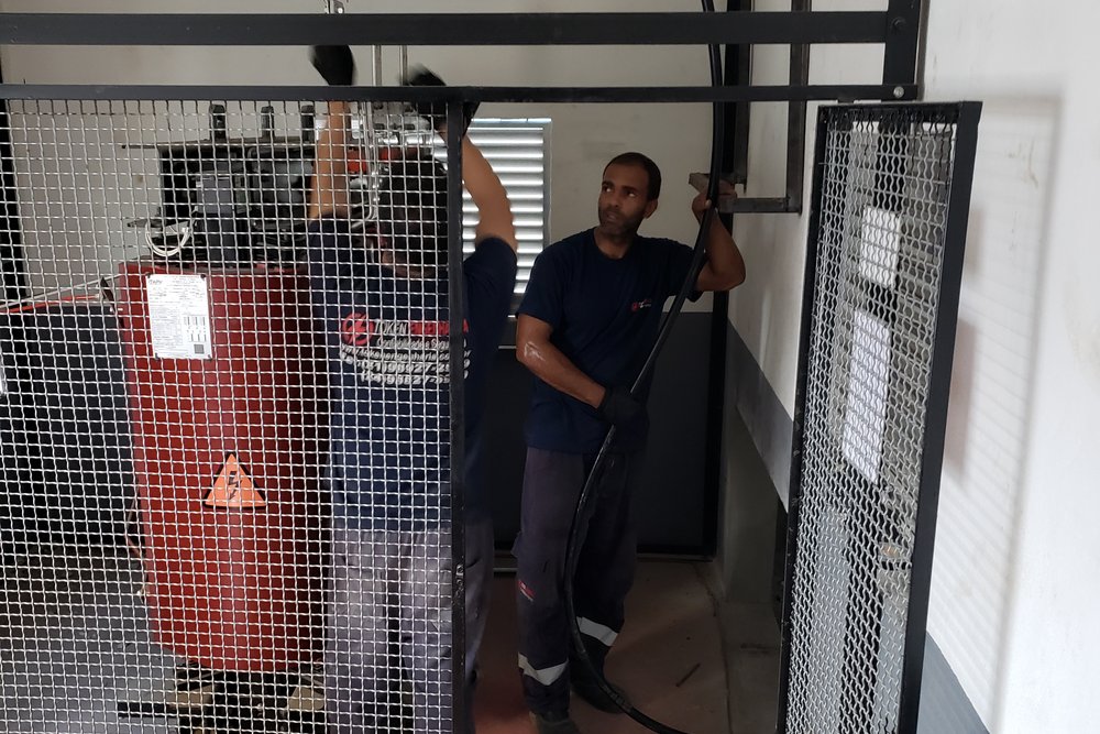 Manutenção em cubículo de transformador de subestação protegido por gaiola de segurança
