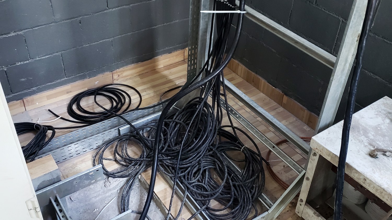 Eletrocalha com cabeamento em infraestrutura elétrica industrial