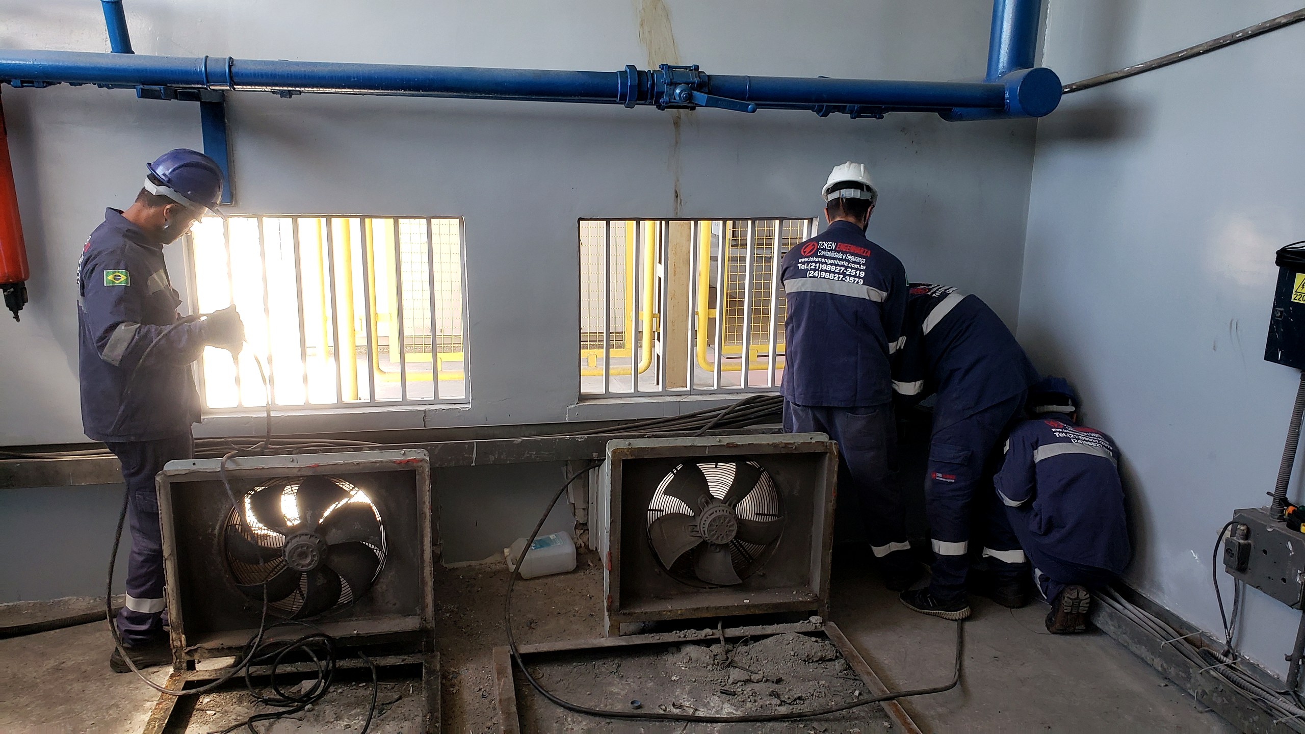 Equipe da Token Engenharia em manutenção elétrica industrial de quadro e exaustores