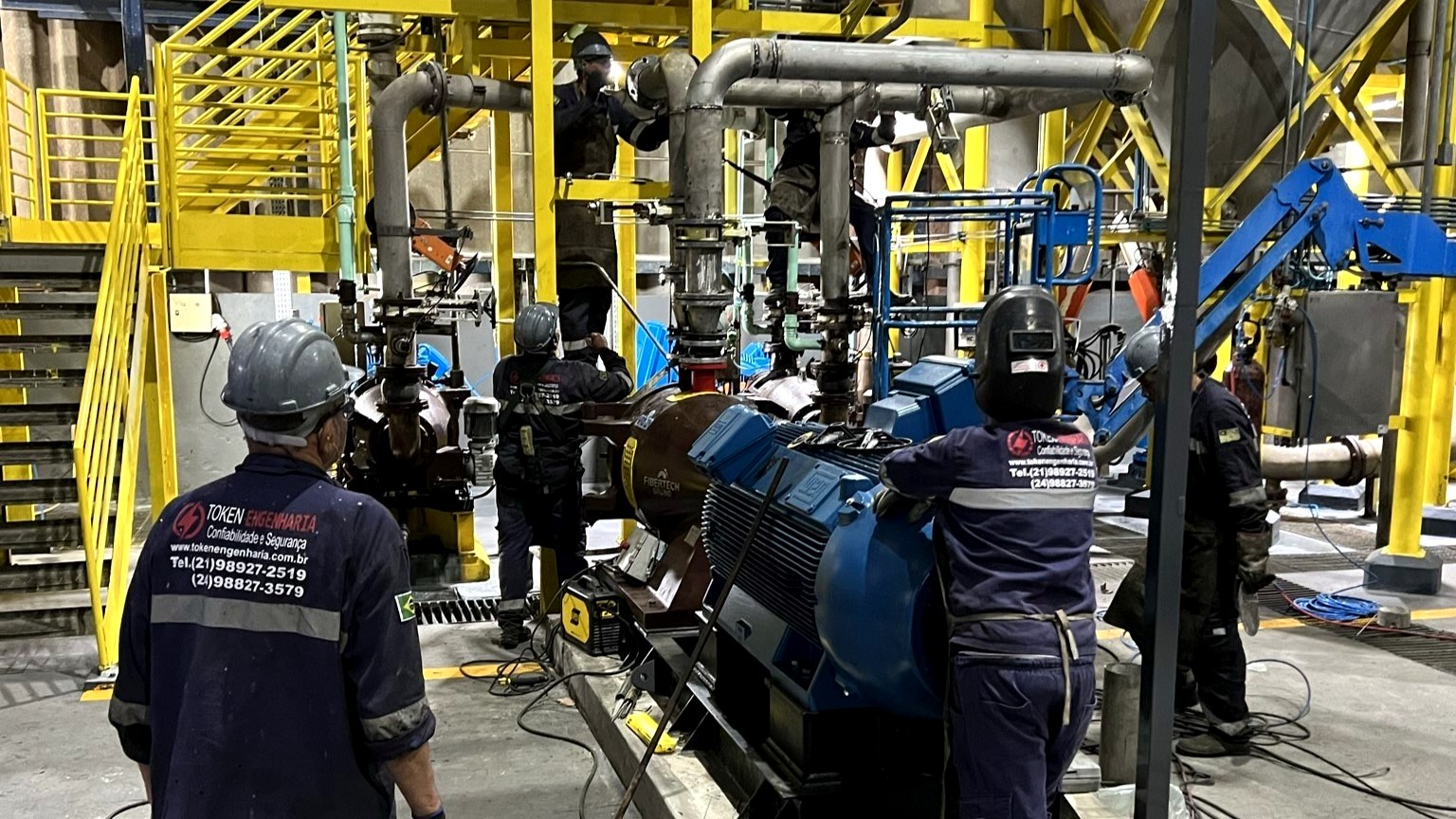 Equipe Token Engenharia realizando manutenção mecânica industrial em motor e bomba em planta industrial