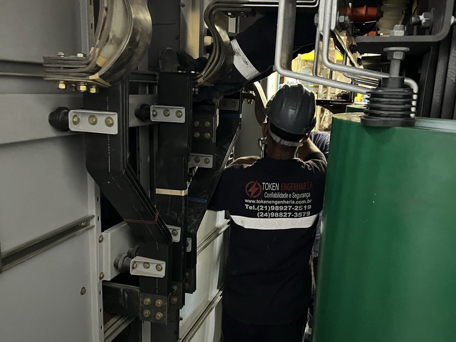 Técnico em manutenção de cubículo de média tensão em subestação