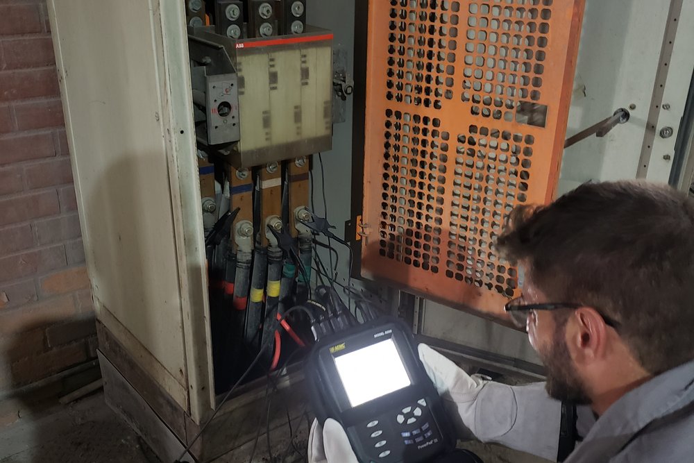 Medição com analisador junto a disjuntor ABB e barramentos de cobre em cubículo de subestação