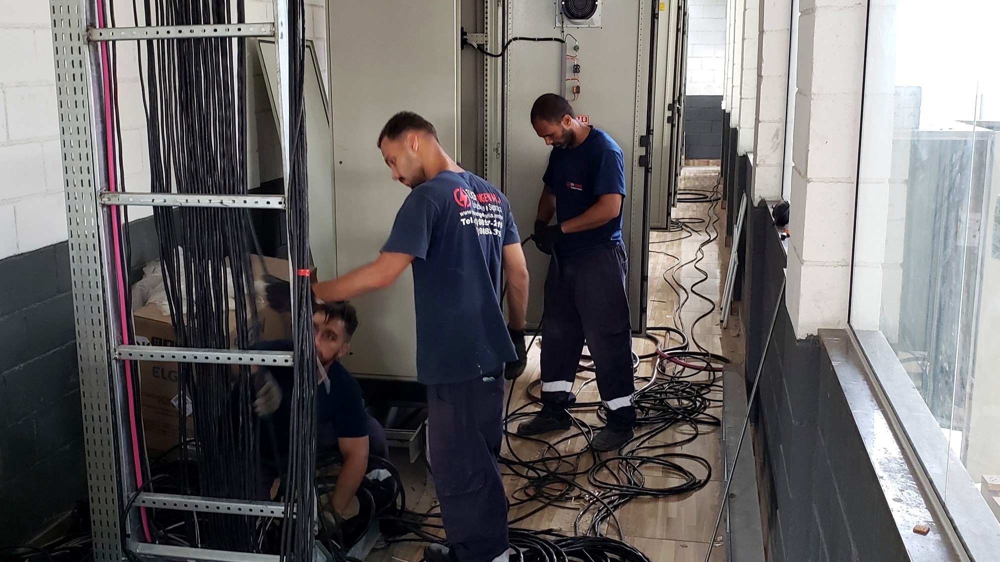 Equipe realizando montagem e comissionamento de equipamentos elétricos industriais pela Token Engenharia