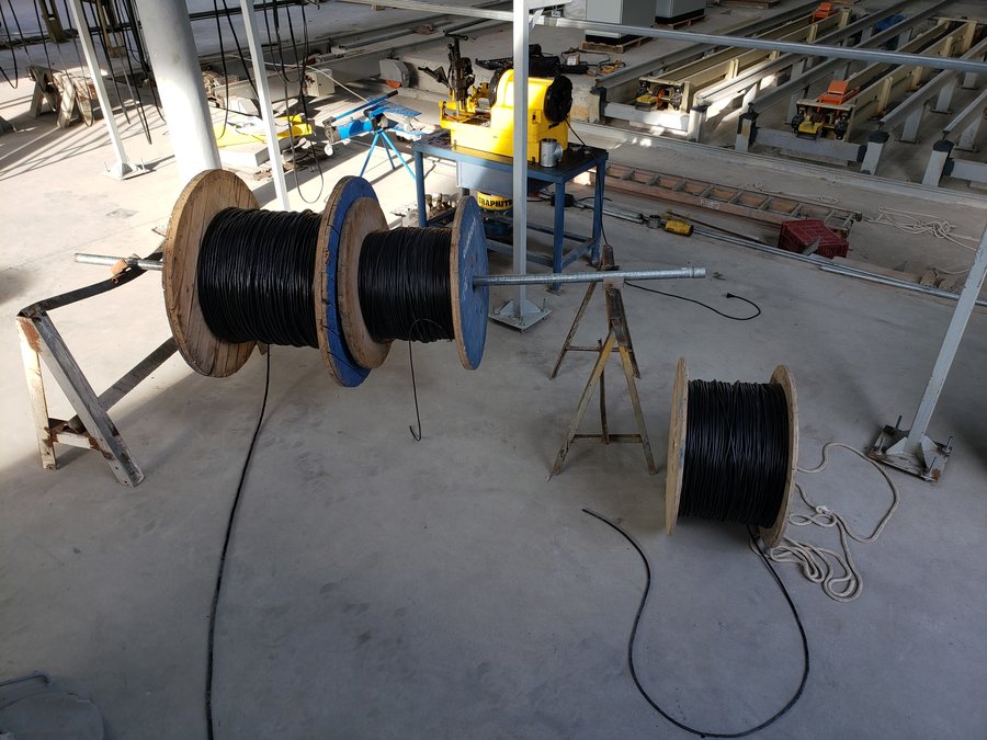 Bobinas de cabo elétrico em obra de montagem elétrica industrial