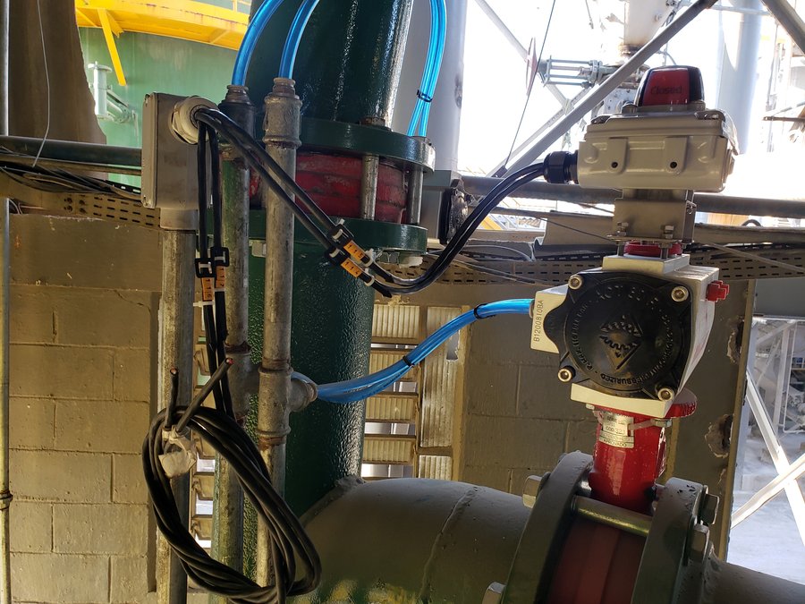 Atuador de válvula com instrumentação em montagem eletromecânica industrial