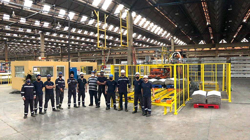 O mesmo galpão depois da montagem industrial concluída pela Token, com a linha de equipamento e guarda-corpo instalados