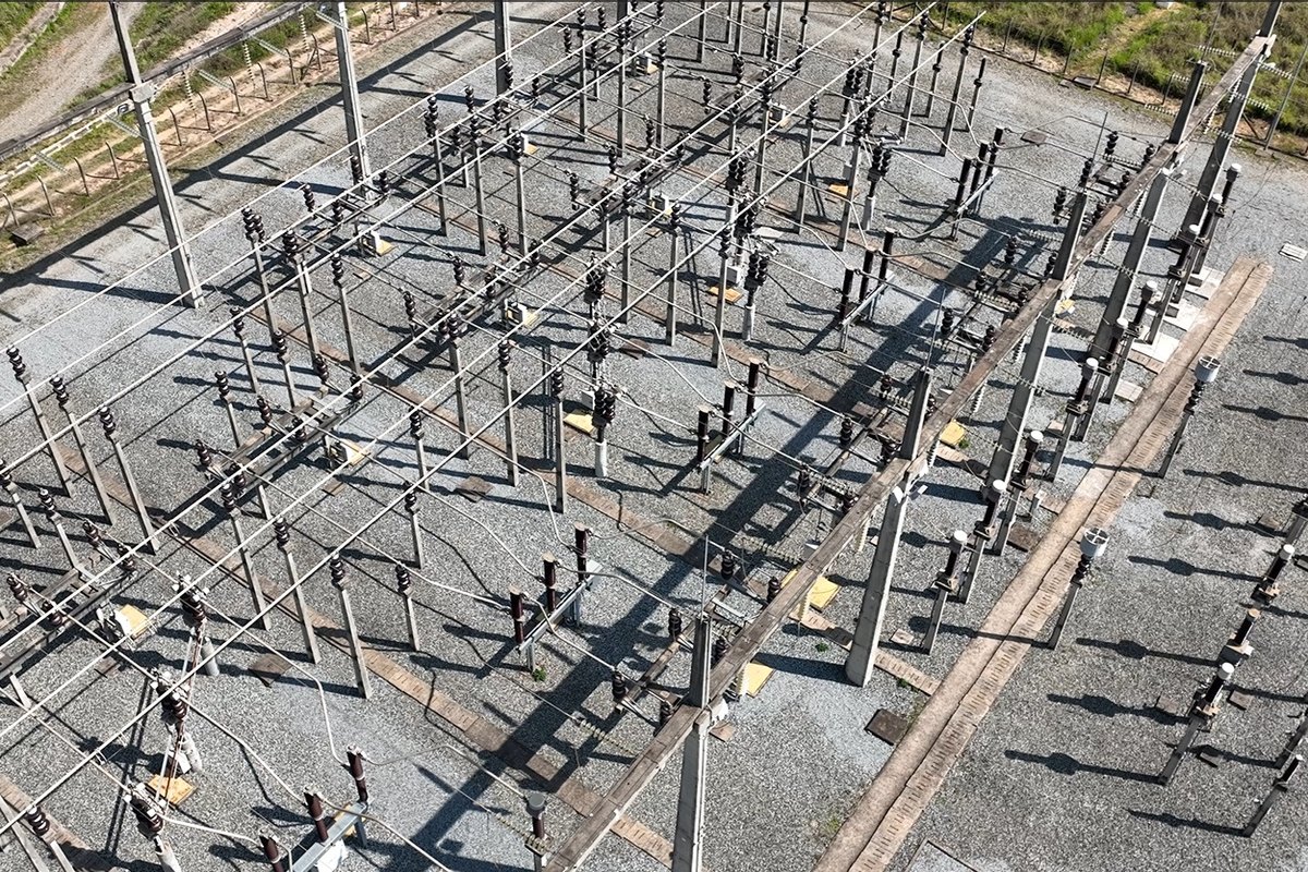 Vista aérea de subestação elétrica com estruturas metálicas e barramentos pela Token Engenharia