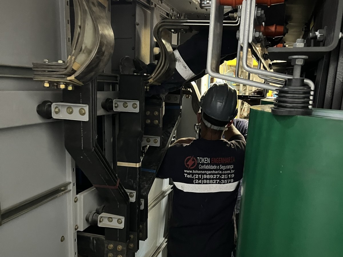Barramentos e cubículos de média tensão de subestação industrial