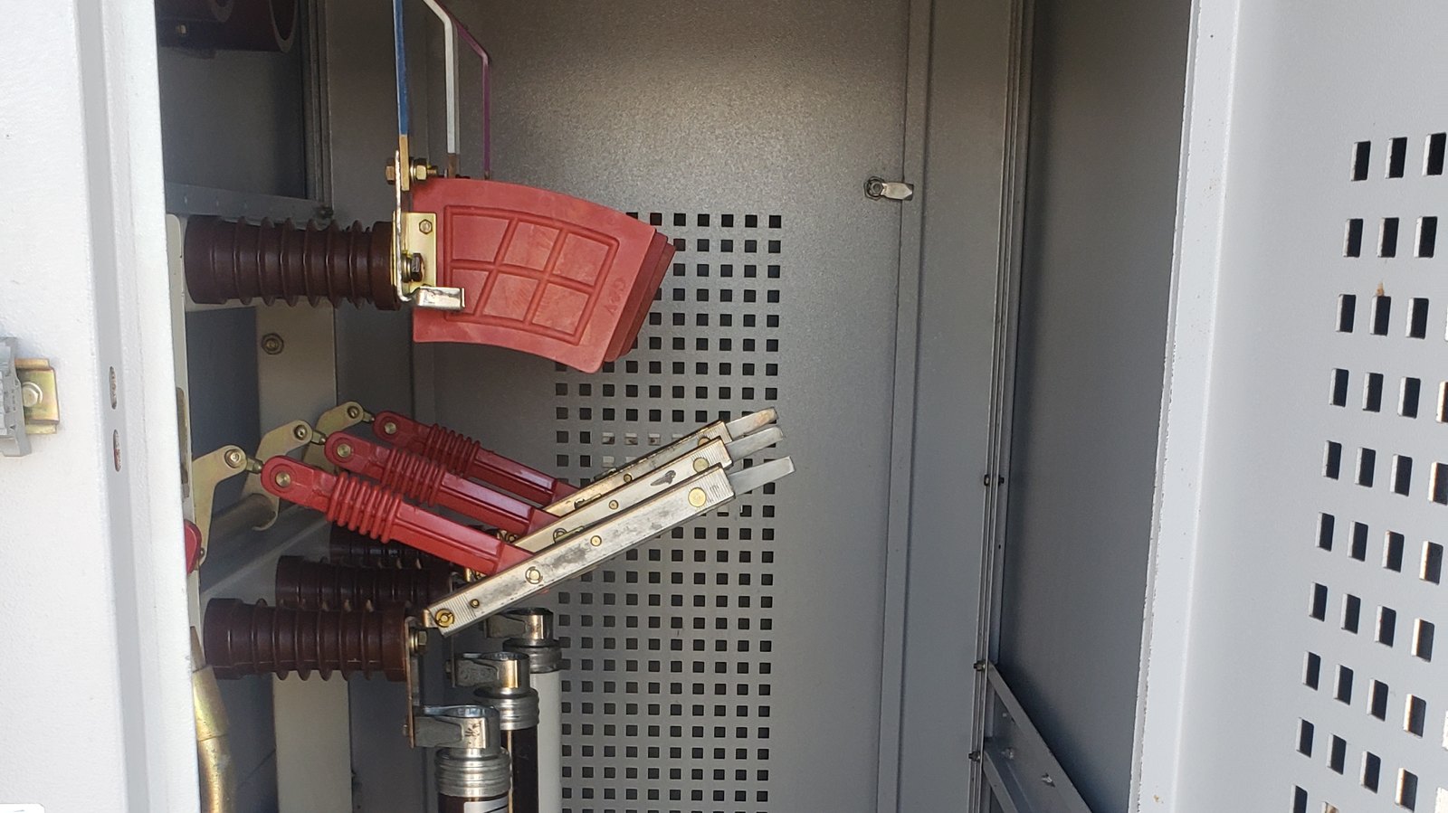 Cubículo de média tensão com chave seccionadora e fusíveis em subestação industrial