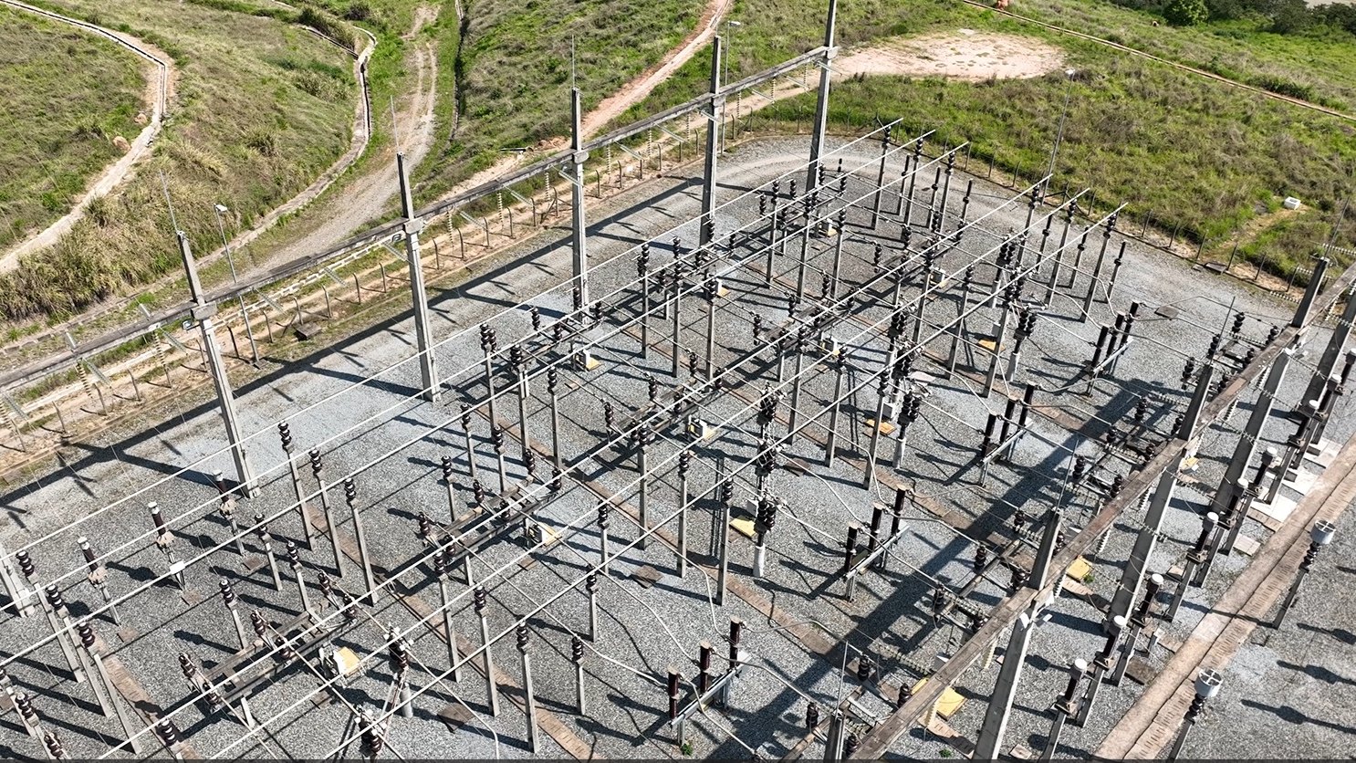 Subestação elétrica em vista aérea com estrutura metálica de barramentos e isoladores projetada pela Token Engenharia