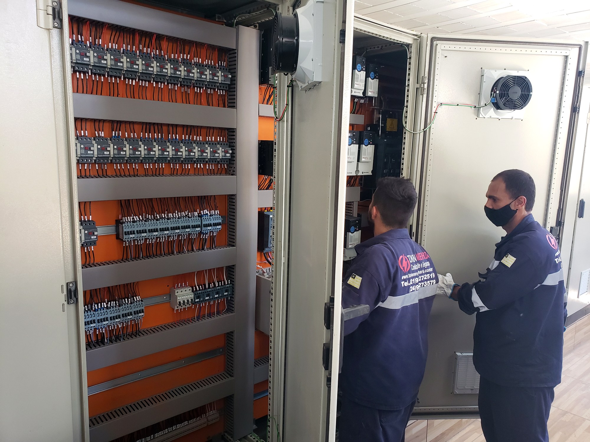 Quadro geral de baixa tensão (QGBT) de uma indústria sendo inspecionado para compor o prontuário das instalações elétricas exigido pela NR10