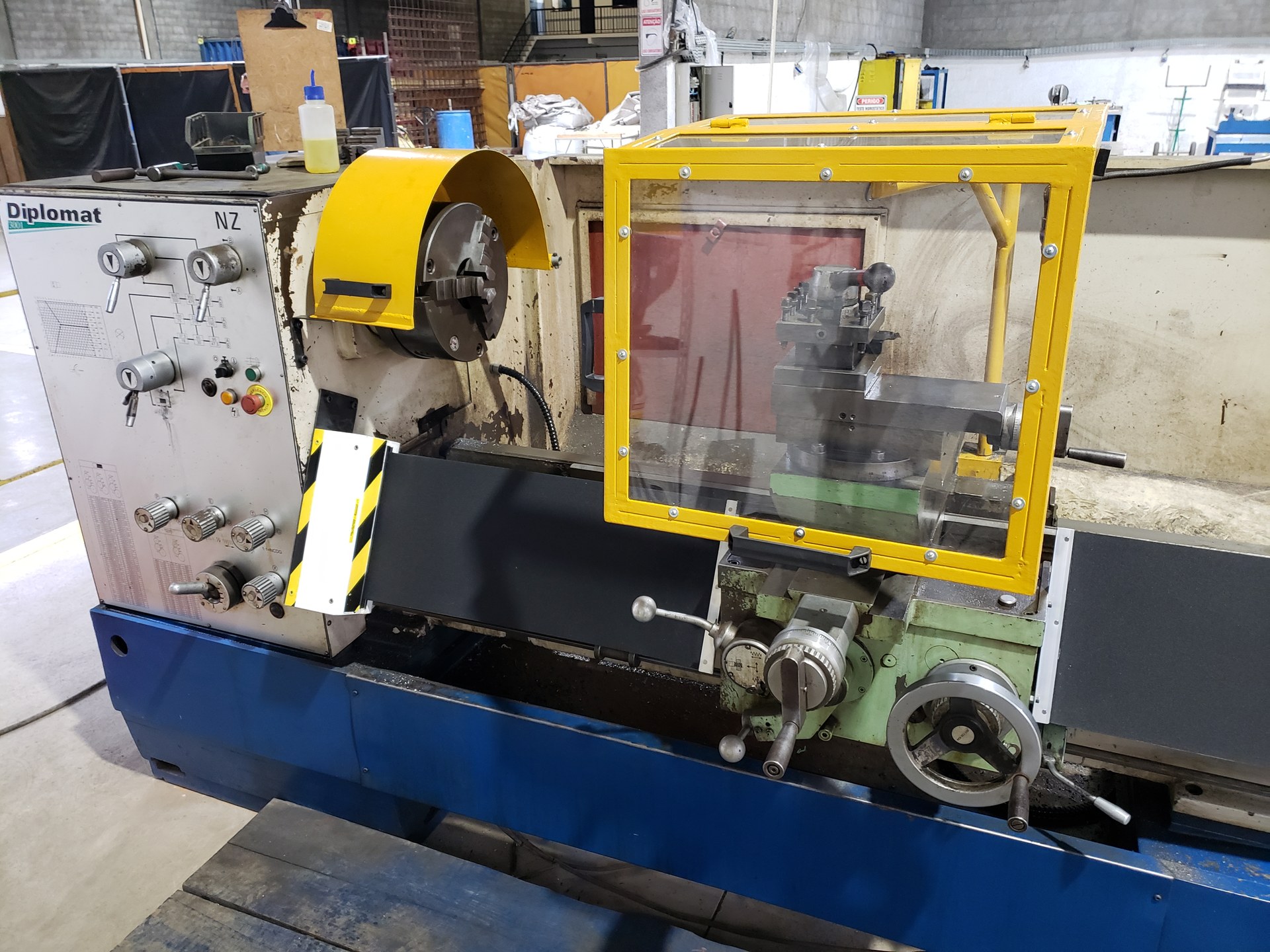 Engenheiro da Token Engenharia inspecionando painel elétrico industrial para emissão do RTI (laudo NR-10)