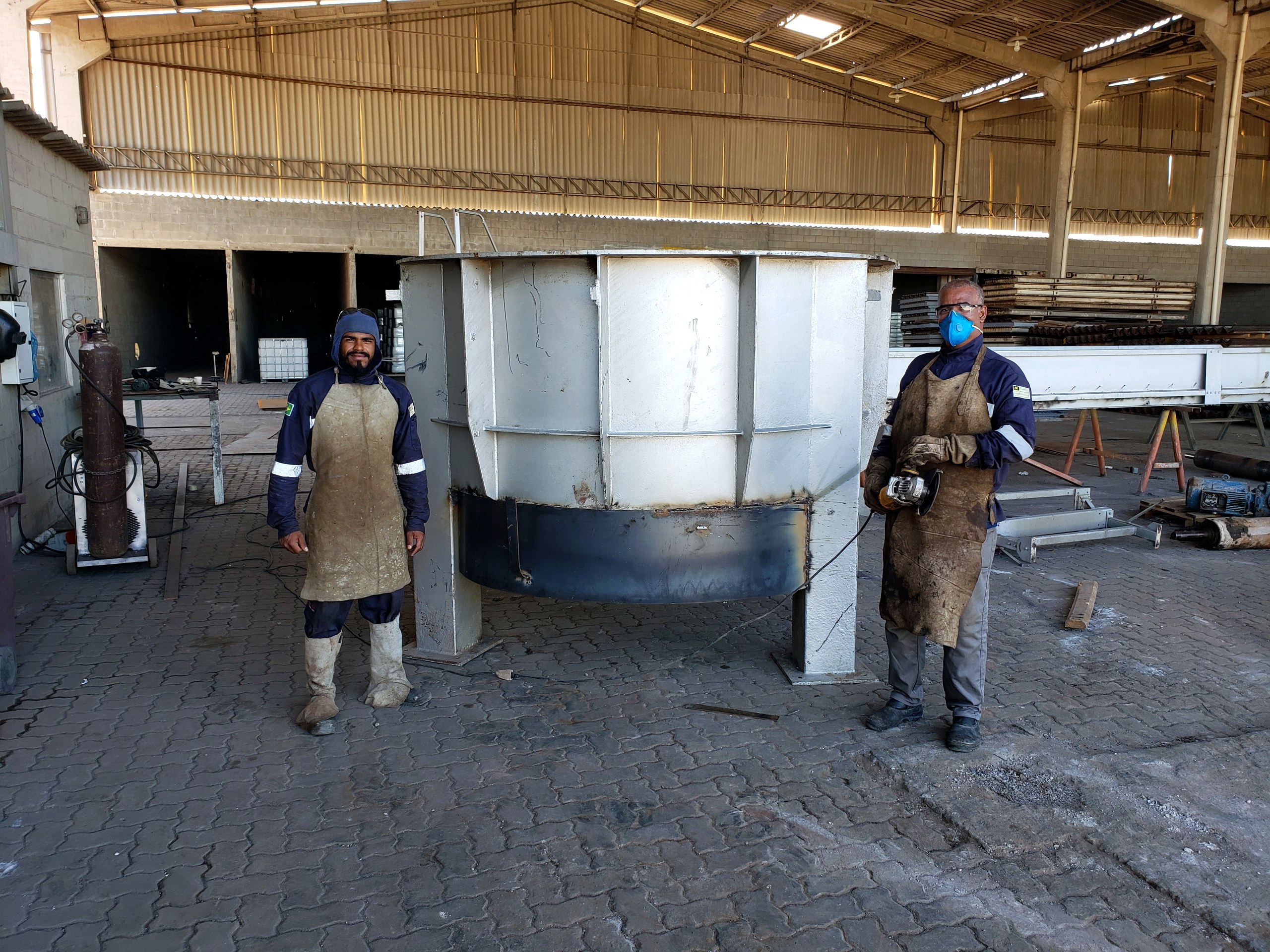 Tanques cilíndricos industriais em aço fabricados pela Token Engenharia em caldeiraria