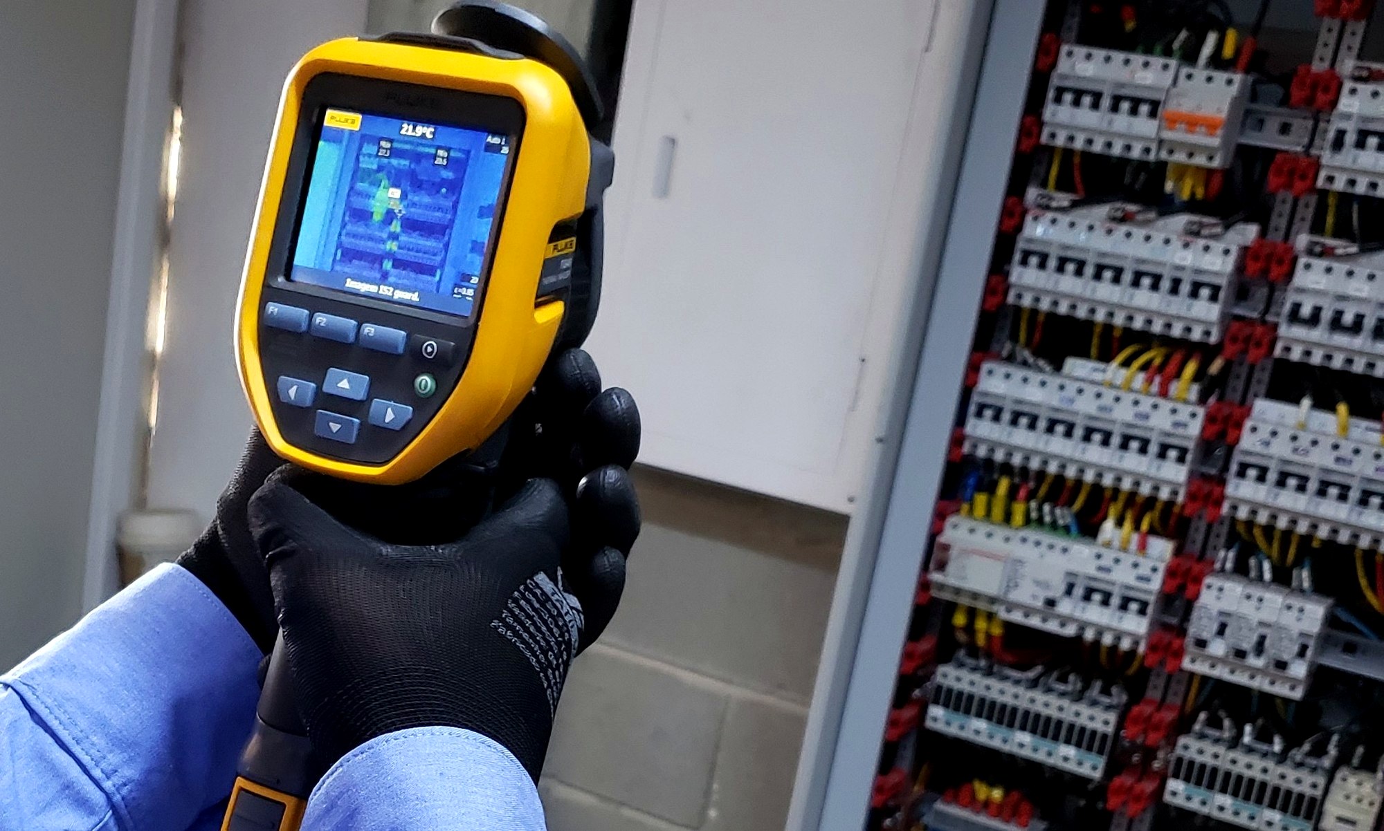 Termografia elétrica com câmera Fluke em painel elétrico energizado pela Token Engenharia