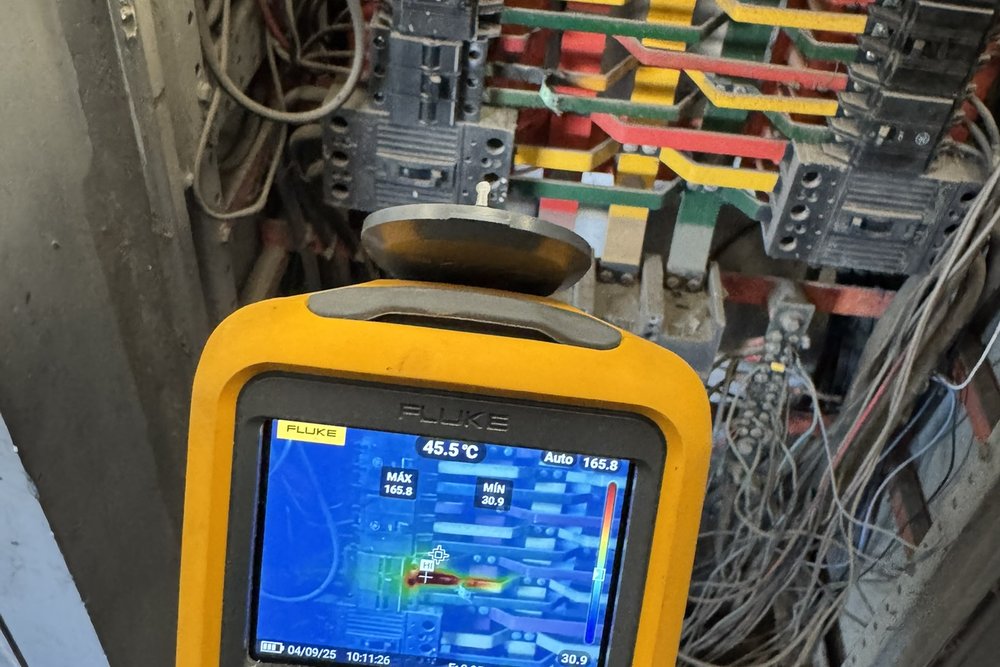 Inspeção termográfica com câmera Fluke em painel de subestação mostrando temperatura de 45,5 graus