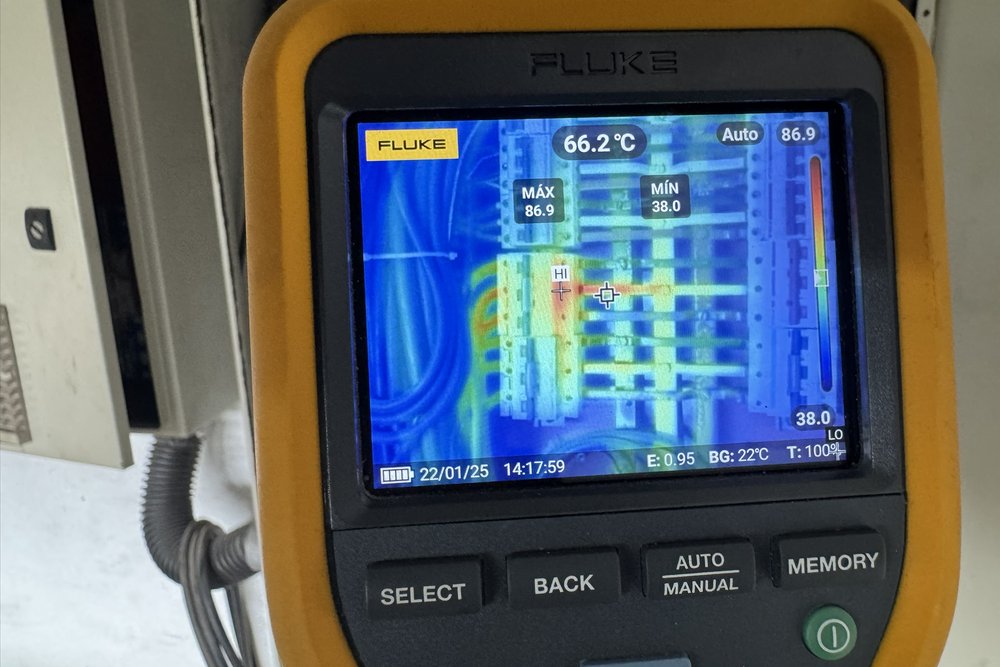 Tela de camera termografica Fluke mostrando ponto quente de 86,9 graus em barramento de subestacao