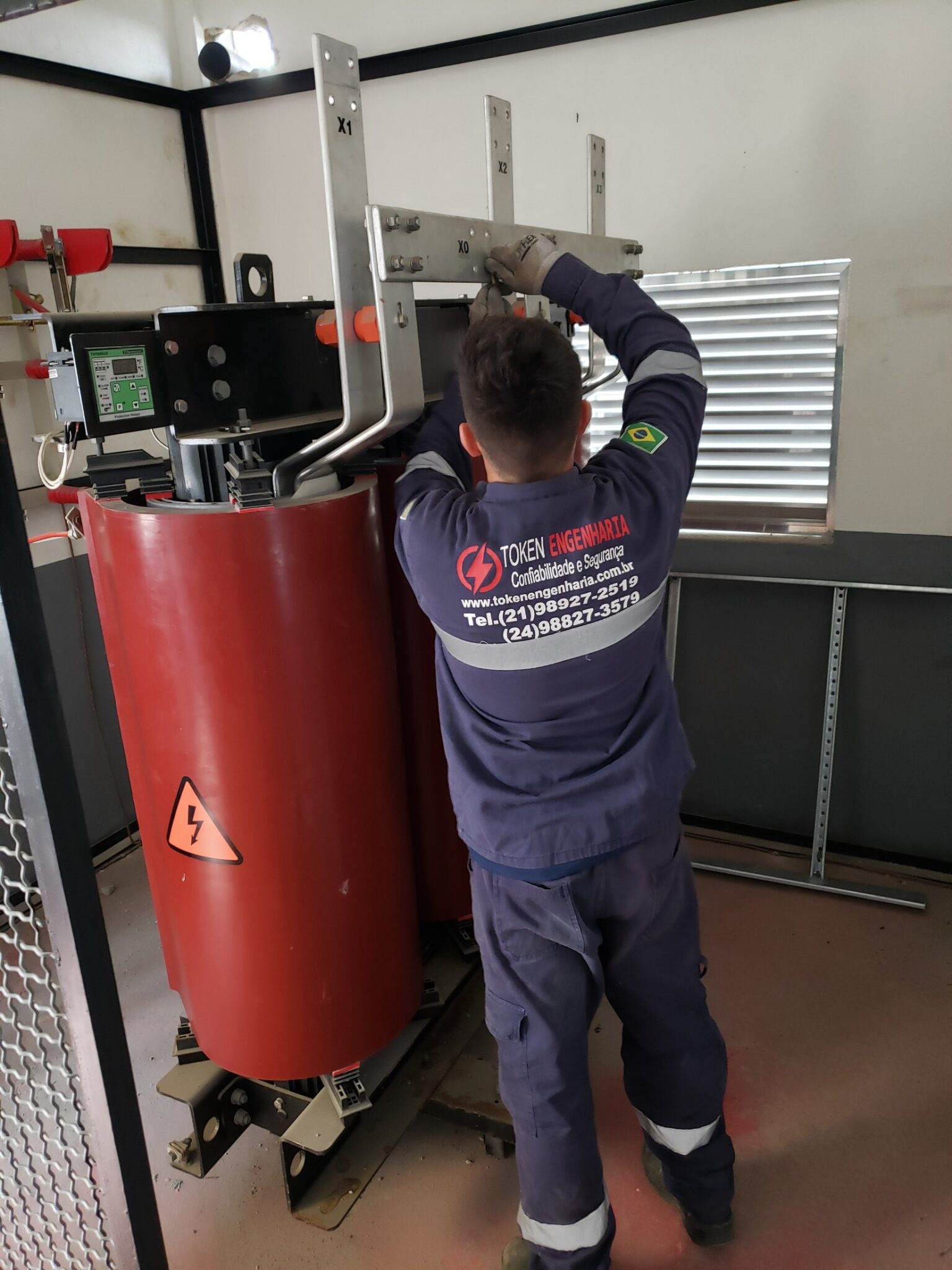 Profissional Token Engenharia conectando barramento em transformador a seco
