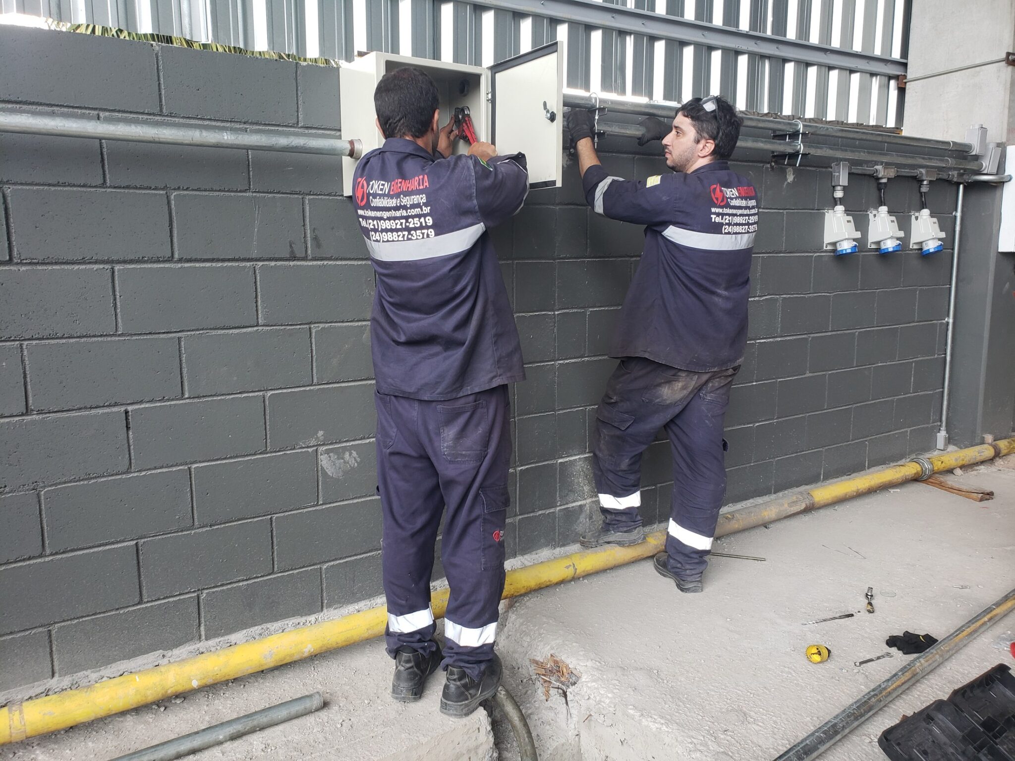 Montagem elétrica de quadro e tomadas industriais pela equipe Token Engenharia em galpão